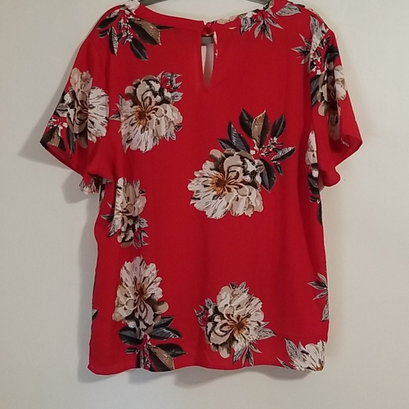 Plus sized!! Red floral blouse - Picture 2 of 3